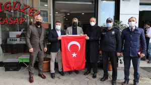 Protokol Dilovalı esnafa Türk bayrağı dağıttı