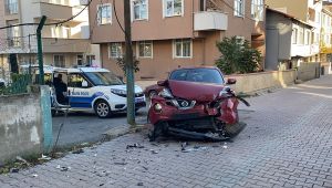 Servis minibüsü ile çarpışan otomobildeki çocuk yaralandı