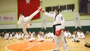 Taekwondo sınavında kıyasıya mücadele