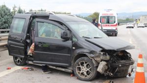 TEM'de araç bariyerlere çarparak savruldu