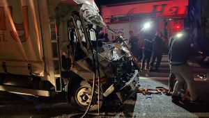 TEM’de kamyona çarpan kamyonet bu hale geldi