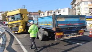 Tırın önüne aniden çıkan otomobil kazaya sebep oldu