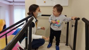 Yürüyemiyordu, ilk adımlarını attı herkesi ağlattı