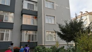 4. katın balkonundan bahçe çitinin üzerine düştü