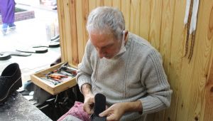 Baba yadigarı mesleğini küçücük dükkanda sürdürüyor