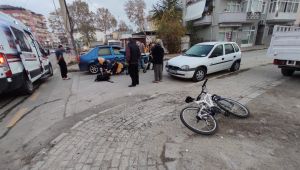 Bisiklet süren gence otomobil çarptı
