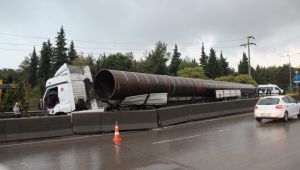 Boru yüklü tır bariyerlere çarptı, sürücü dereye düştü
