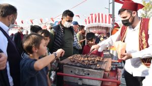 Bu festivalde 2 ton kestane ücretsiz dağıtıldı