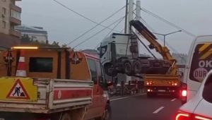 D-100’de bariyere çarpan tırın sürücüsü yaralandı