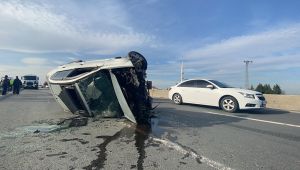 D-100’de beton bariyere çarpan otomobil takla attı