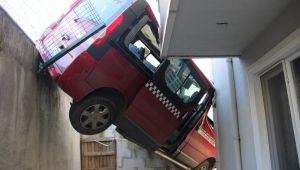 Freni boşalan dolmuş, bina boşluğunda asılı kaldı