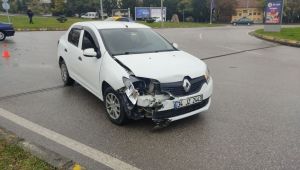 Gebze’de Kavşakta iki otomobil çarpıştı: 1 yaralı