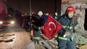 İtfaiye ekipleri, Türk bayrağını yerde bırakmadı