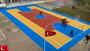 İzmit Edebali Ortaokuluna basketbol ve voleybol sahası