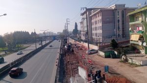 İzmit Lisesi önündeki yeni üstgeçitte zemin kaplama yapılıyor
