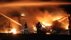 Kocaeli’de lastikçi alev alev yandı