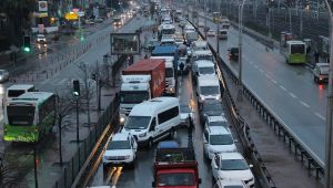 Köprüden atlayan genci ezmemek için, tırlar bir birine girdi