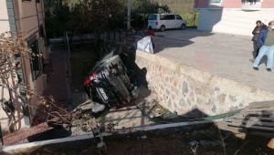 Otomobil 2 metre yükseklikten bahçeye düştü!