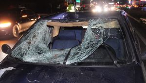 Otomobilin çarptığı yaya ön camdan içeri girdi: 2 yaralı