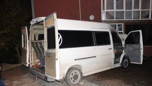 Park halindeki minibüsün motor kısmı alevlere teslim oldu