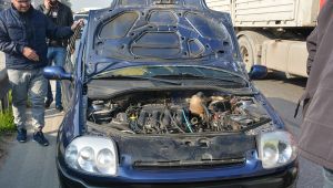 Seyir halindeki aracın açılan kaputu kazaya sebep oldu