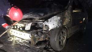 Seyir halindeki otomobil alev alev yandı