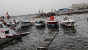 Şiddetli rüzgar balıkçı teknelerini de vurdu