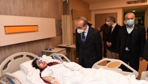 Vali Yavuz, feci kazada yaralananları ziyaret etti