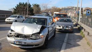 4 aracın karıştığı zincirleme kazada 2 yaralı