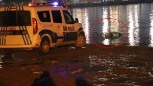 Aracını denize sürdü, sigarasını yakarak uzaklaştı
