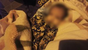 Bebeği çantaya koyup biberonu ile sokağa bıraktılar