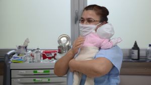 Çantada bulunan bebeğe devlet sahip çıktı