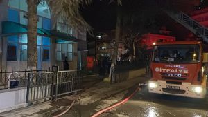 Çıkan yangında cami kullanılamaz hale geldi