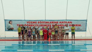 Çocuklar yüzme öğreniyor