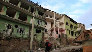 Engelli oğlu ile birlikte yeni evine kavuşmak için gün sayıyor
