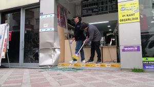 Fren yerine gaza basınca iki dükkana girdi