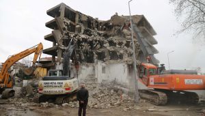 Gölcük’te depremin izleri silinmeye devam ediyor