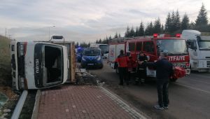 Hurda yüklü kamyonet devrildi, sürücüyü itfaiye kurtardı