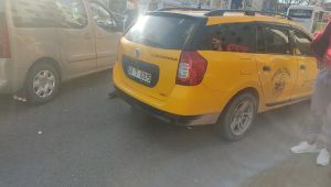 Işık ihlali yapan taksi ile ters yöne giren motosiklet çarpıştı!