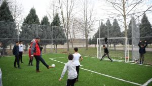 Kocaman’ın çocuklarla futbol keyfi