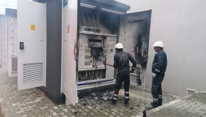Mahalleyi besleyen trafo patlayıp alev alev yandı