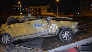 Otomobil park halindeki tıra çarptı: 2 yaralı