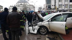 Özel halk otobüsü ile otomobil çarpıştı: 4 yaralı