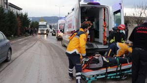 Servis minibüsü temizlik kamyonu ile çarpıştı: 8 yaralı