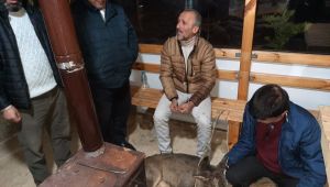 Yaralı karacaya köylüler sahip çıktı