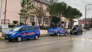 Yol verme bahanesiyle tartıştıkları 3 öğrenciyi bıçakladılar
