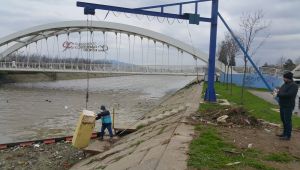 Yüzen buzdolabı geri dönüşüm alanına bırakıldı