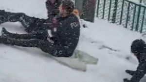 Çocuklar ile polisin sokakta poşetle kayak keyfi