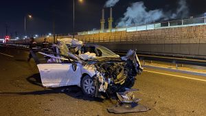 Gebze’de tıra arkadan çarpan otomobil hurdaya döndü