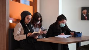 Genç Akademi’nin kütüphanesi gençlerle doluyor